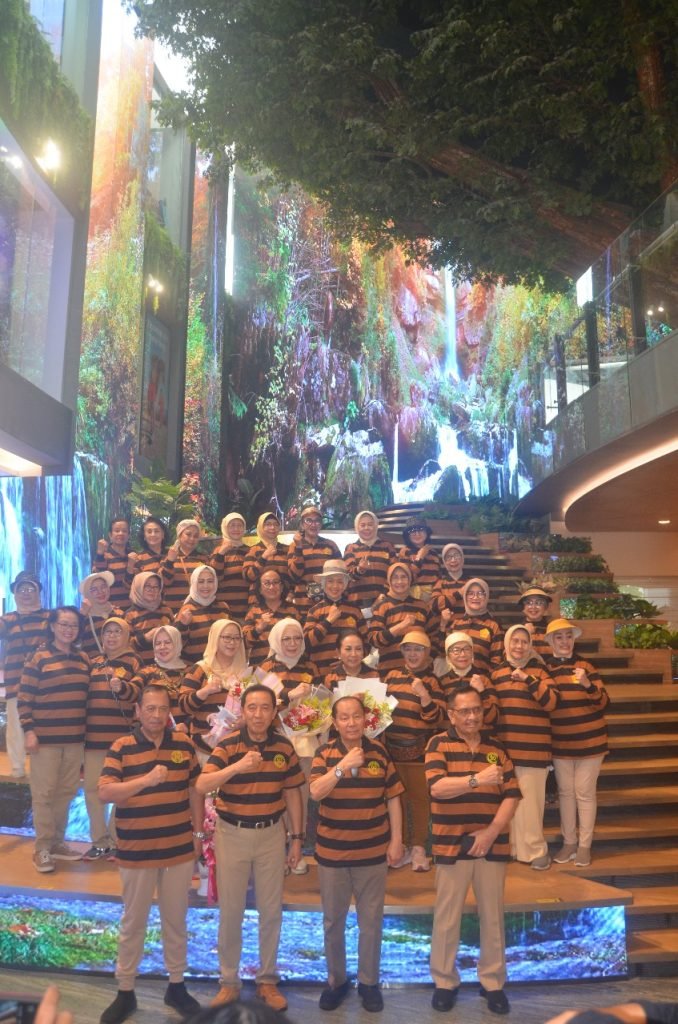 OLAHRAGA BERSAMA LVRI DAN HUT LAKSDYA TNI PURN DJOKO SUMARYONO BERLANGSUNG PENUH KEAKRABAN DAN KEKELUARGAAN