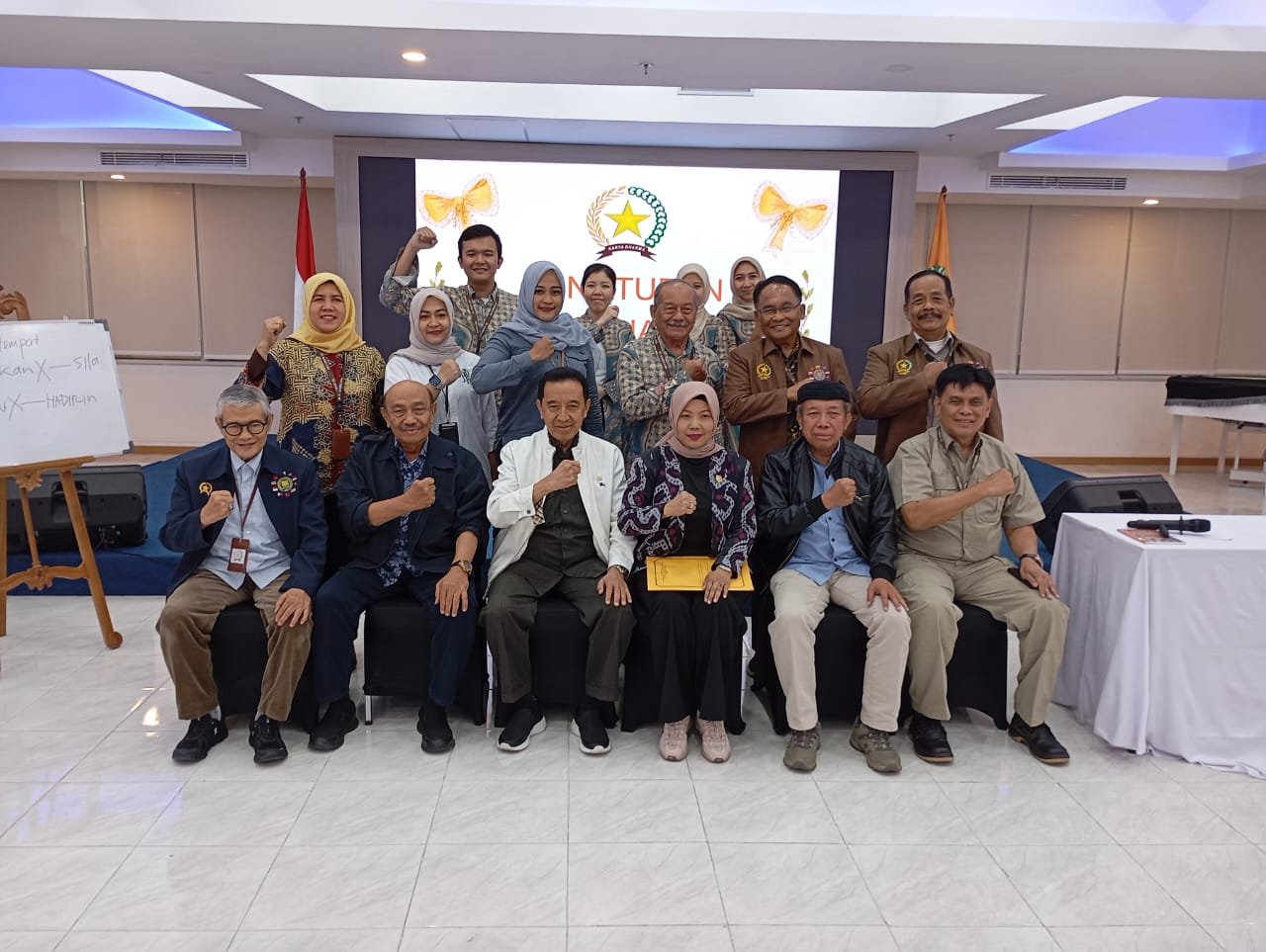 KARYAWAN DAN KARYAWATI MABES LVRI MENGIKUTI PELATIHAN MC