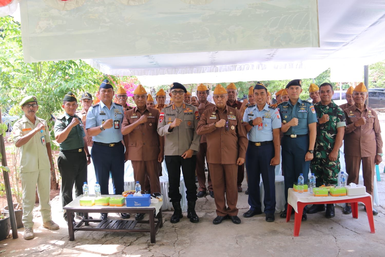 PENGURUS DAN ANGGOTA DPD LVRI  PROVINSI NTT BERSYUKUR RUANG KANTORNYA DITAMBAH
