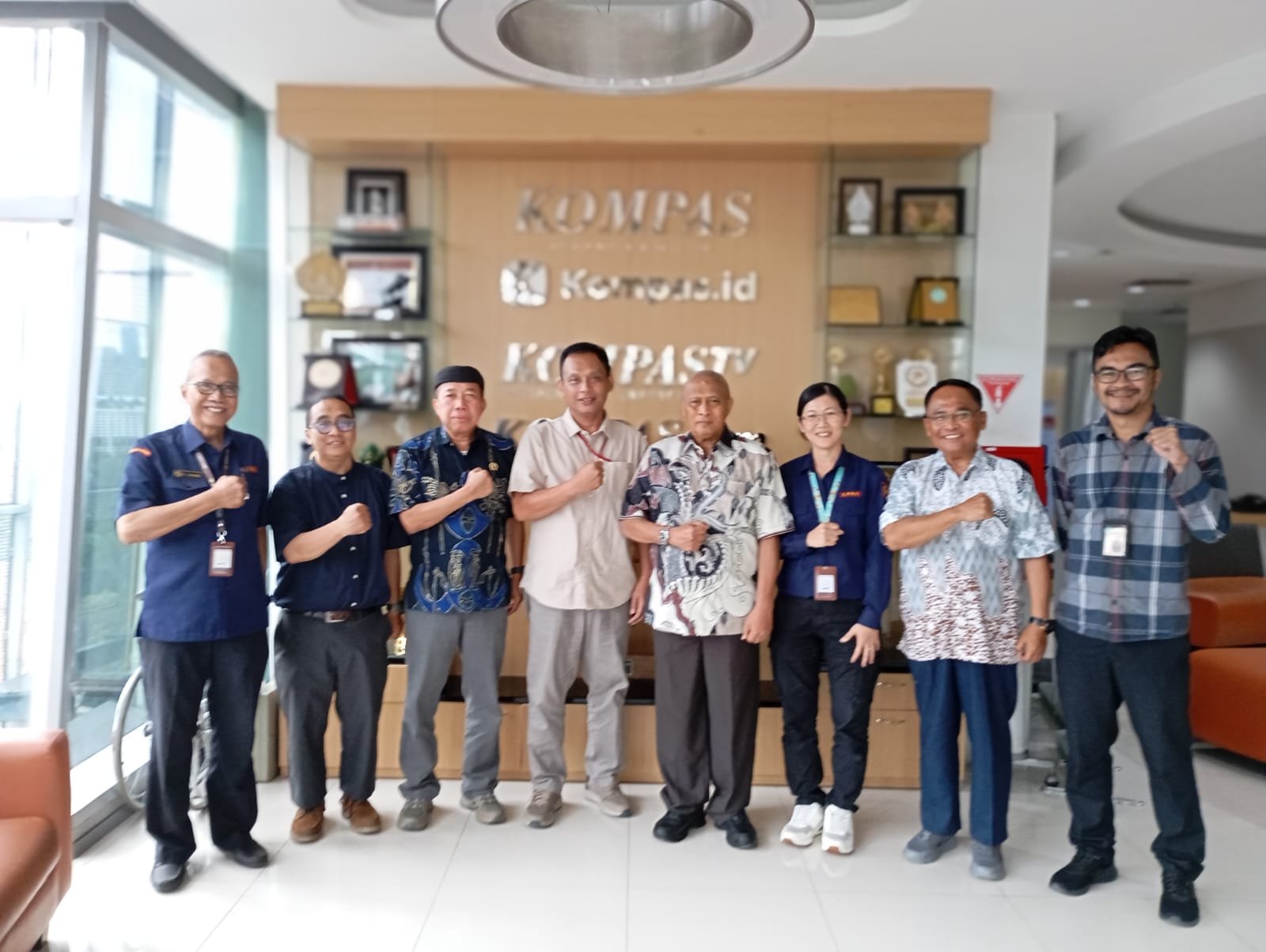 JAJARAN DEPKOMINFO DPP LVRI KUNJUNGI REDAKSI KOMPAS