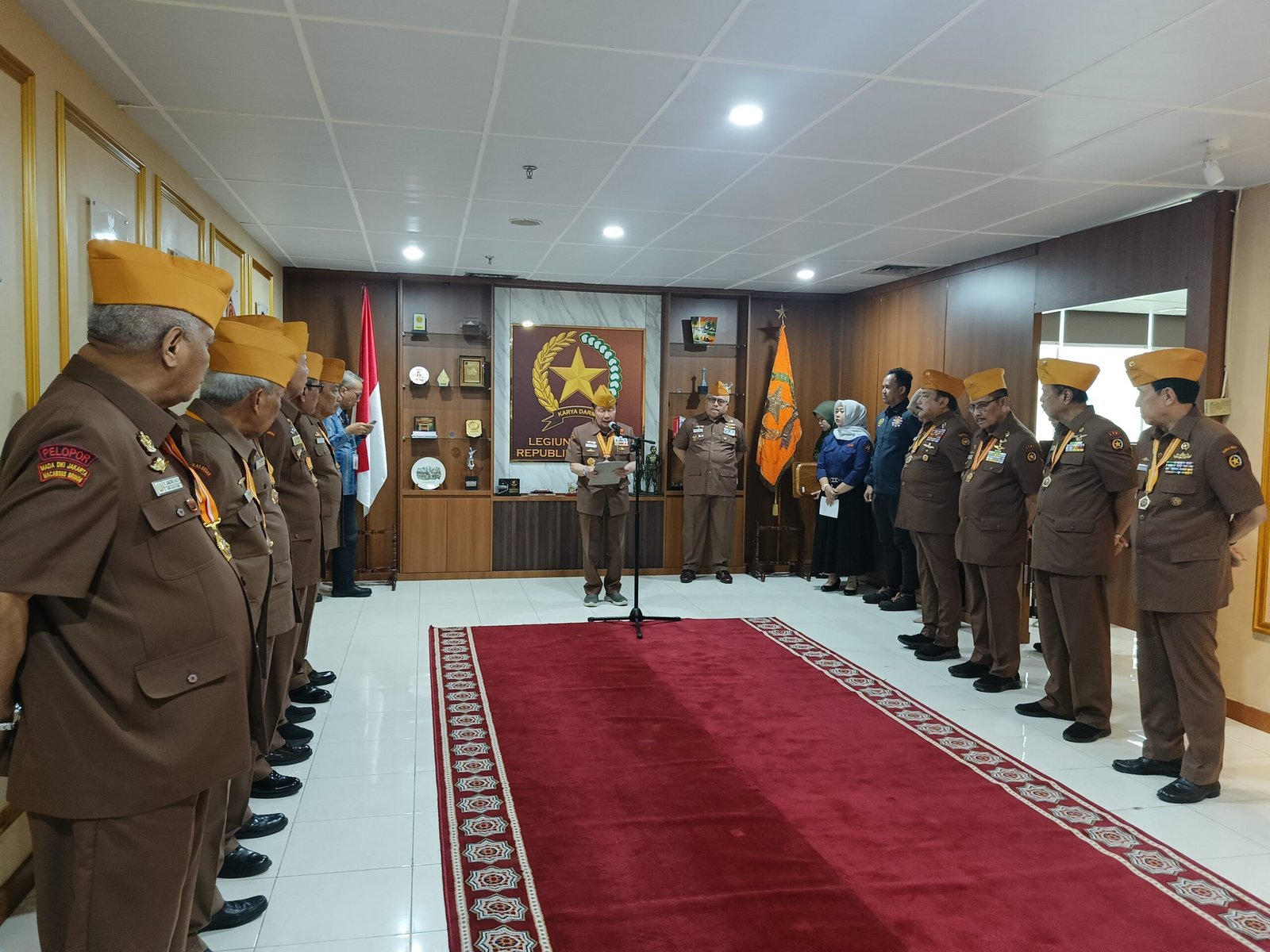 IRJEN POL (PURN) DRS. Y JACKI ULY, M.H. PEROLEH ANUGERAH BINTANG LVRI