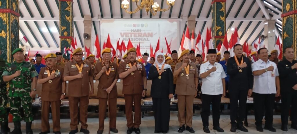 GUBERNUR JAWA TIMUR DAN WALIKOTA MALANGPEROLEH ANUGERAH BINTANG LVRI
